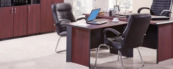 Bureau de direction avec fauteuils en cuir noir