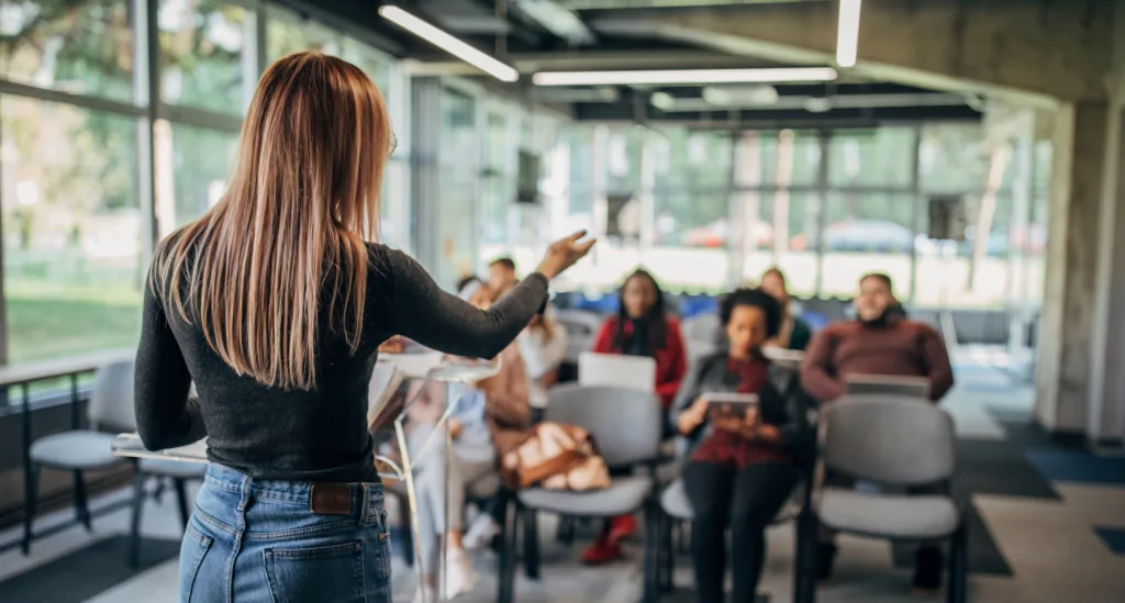 Formatrice s'adressant à un groupe de participants lors d'une session sur le MBTI